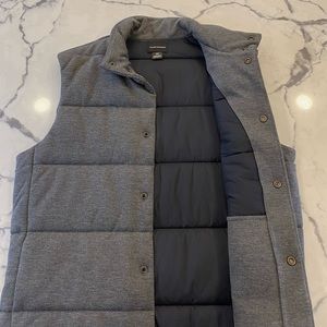 Club Monaco men’s elevated puffer vest. Size S